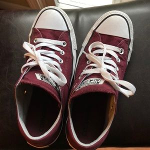 Woman’s Converse (Maroon)